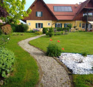 Zimmer mit Vollholzmöbeln